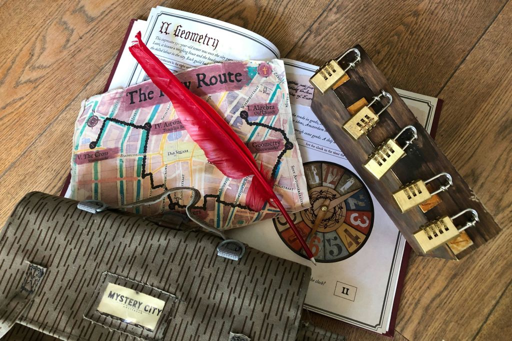 보물 지도, 상자, 자물쇠, 아름다운 도구 등 플레이에 필요한 모든 아이템.