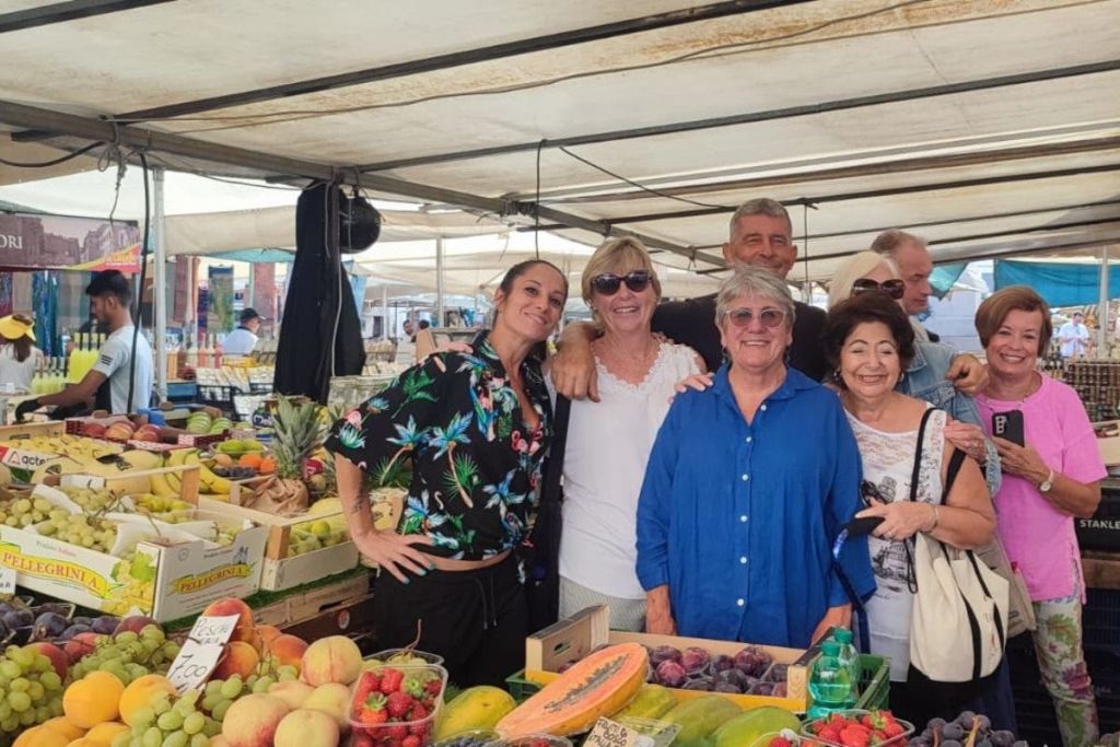 캄포데피오리 시장에서 현지인을 만나세요. 재료에 대해 알아보세요.