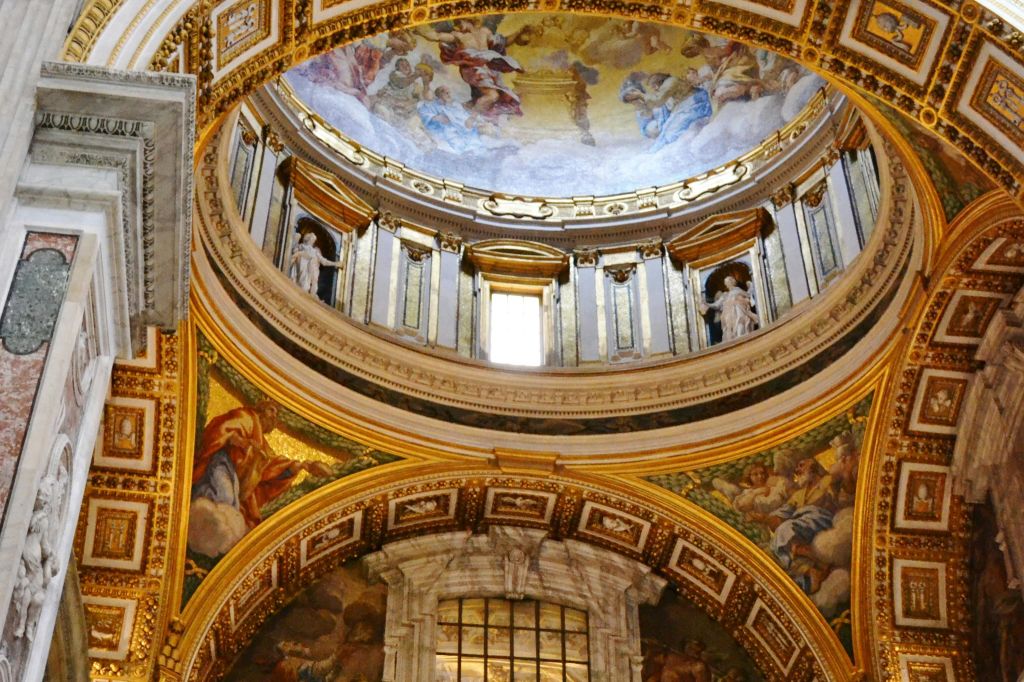 정교한 그림과 조각상, 화려한 건축 디테일이 자연 채광을 받아 장식된 돔 인테리어입니다.