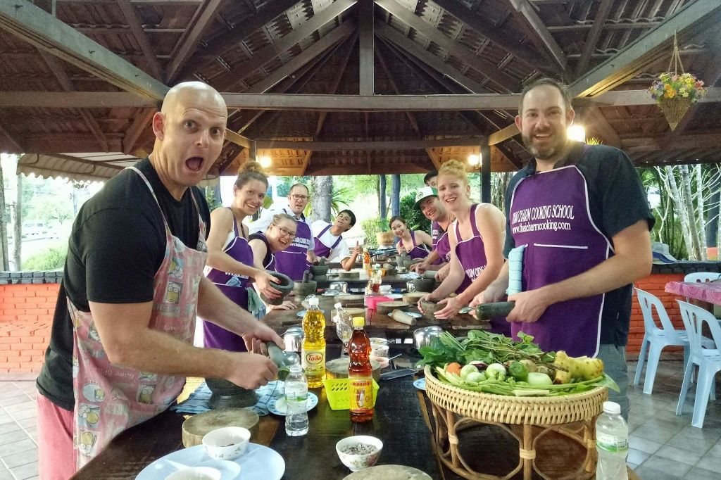 다양한 요리에 능숙한 숙련된 셰프에게 배워보세요.