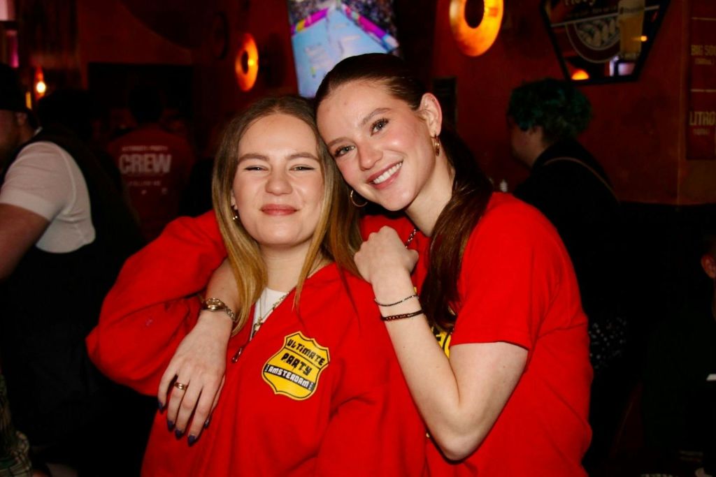 호스트 2명의 사진