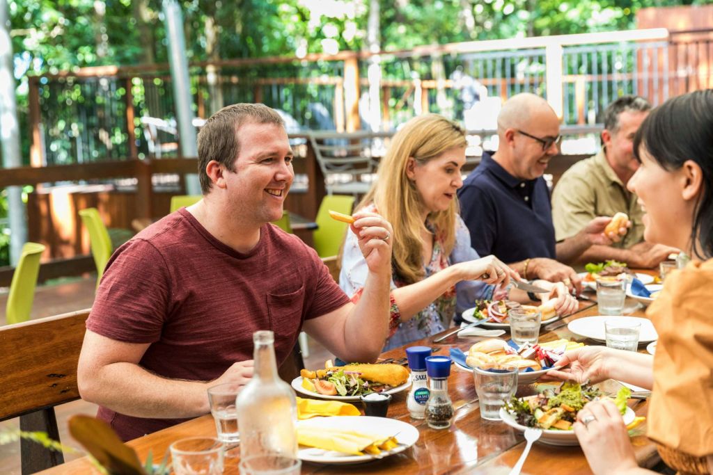 동료 여행객과 함께 즐기는 점심