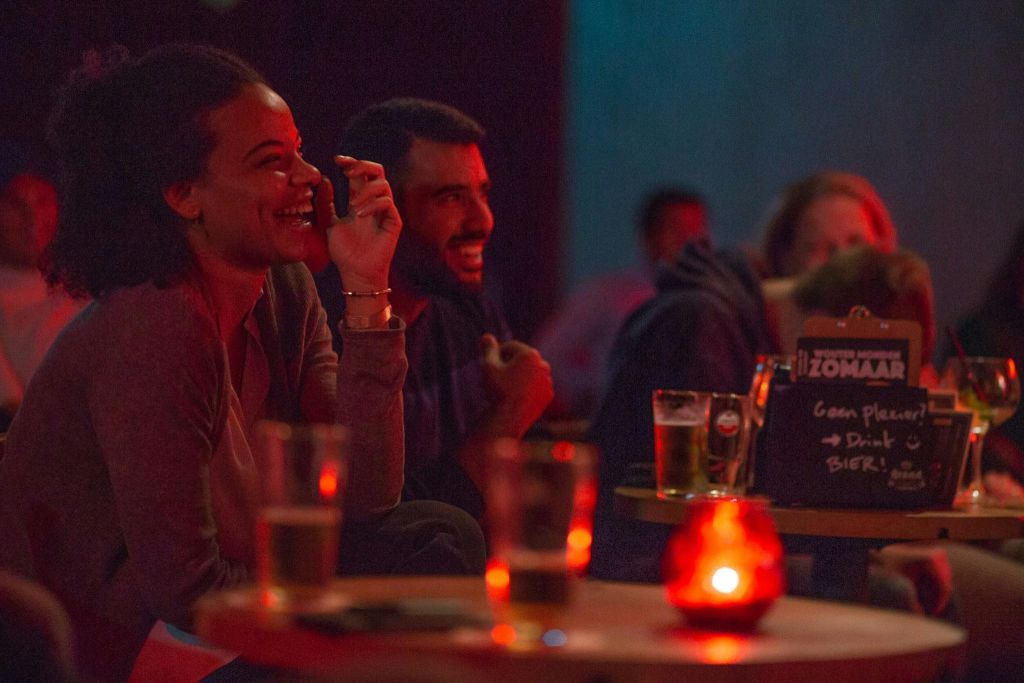 웃기는 코미디언을 비웃는 사람들