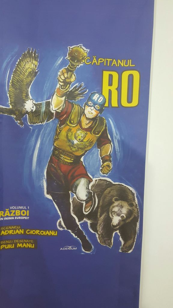 파란색 배경의 슈퍼히어로가 헬멧에 "RO" 를 쓰고 독수리와 곰이 등장하는 만화책 표지입니다.