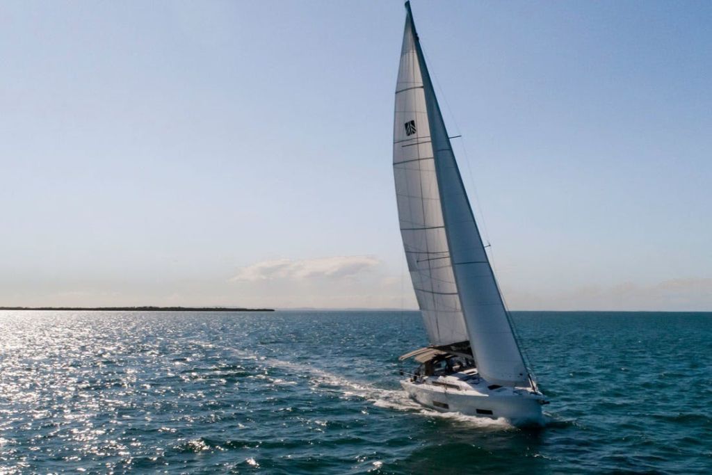 요트를 타는 것은 정말 멋진 일입니다.