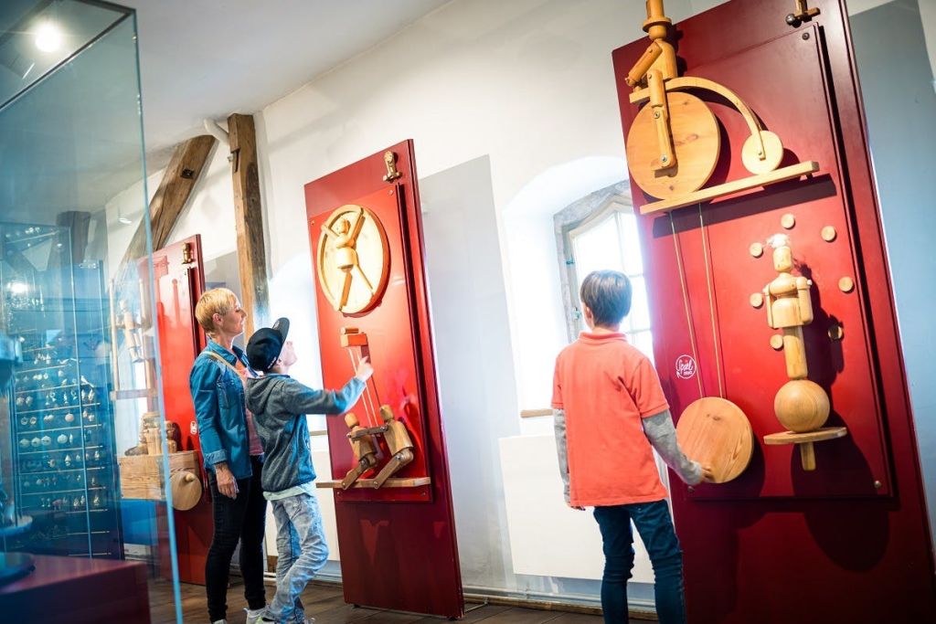 크리스마스와 장난감 박물관, 샤펜슈타인 패밀리 캐슬 (Scharfenstein Family Castle) 의 대화형 목조 스테이션에서 크랭크인하는 두 아이