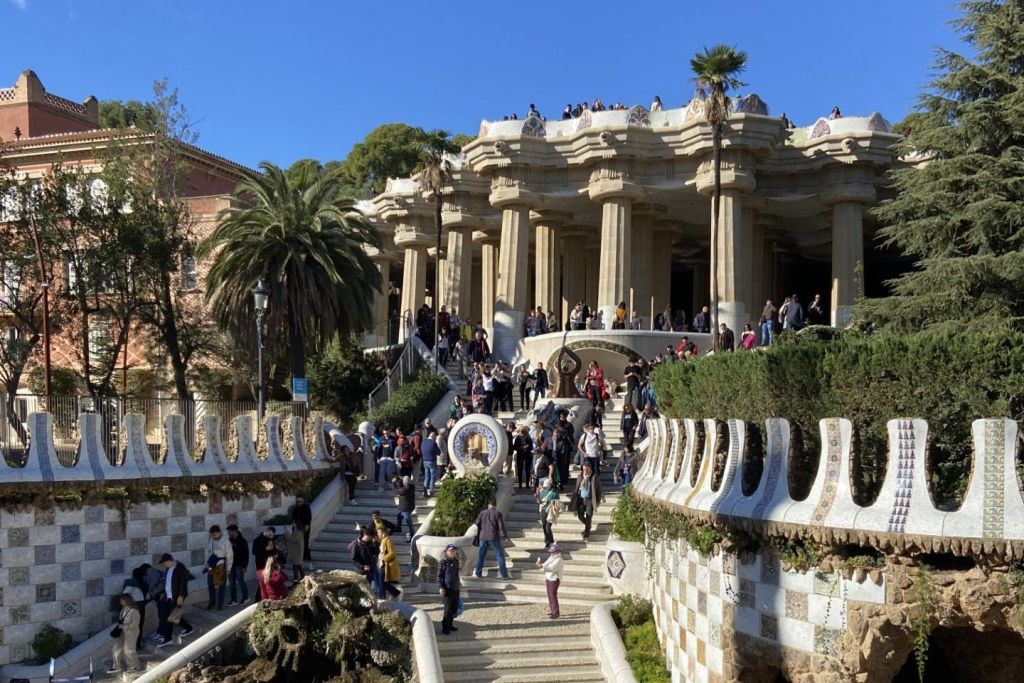 기념비적인 계단과 하이포스타일 홀