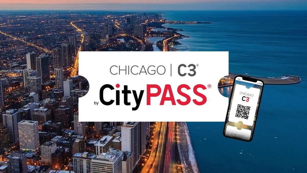 "Chicago C3 by CityPASS" 텍스트와 카드 이미지가 겹쳐진 해질 무렵 조명 건물과 도로가 있는 시카고의 공중 전망.