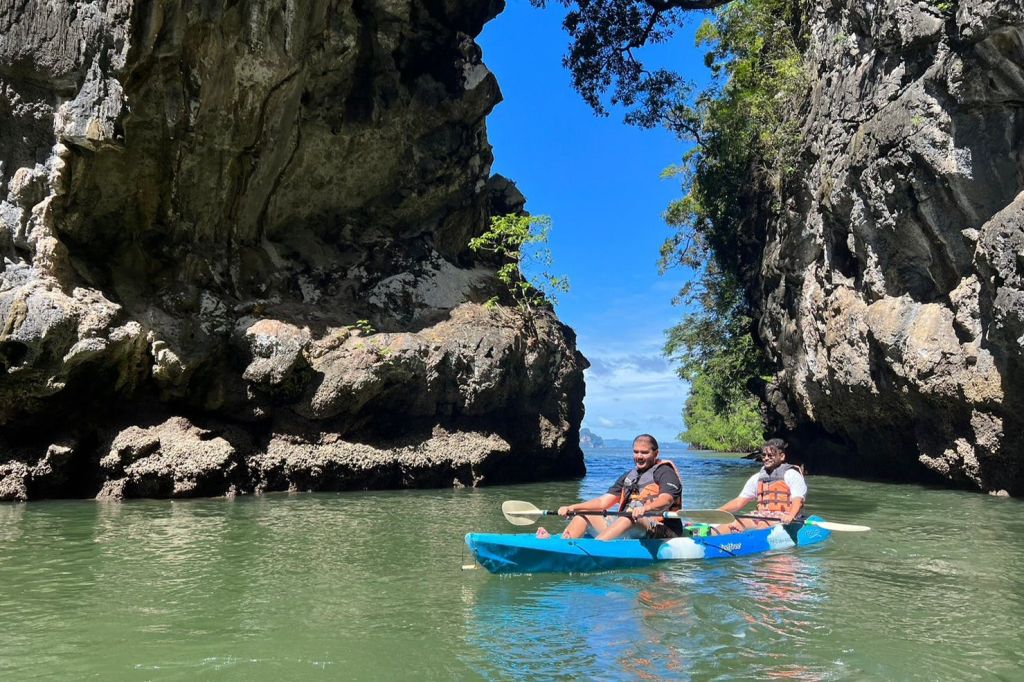 카약을 계속 타면 맹그로브 숲에서 석회암 산으로 변하는 좁은 통로를 발견할 수 있습니다.