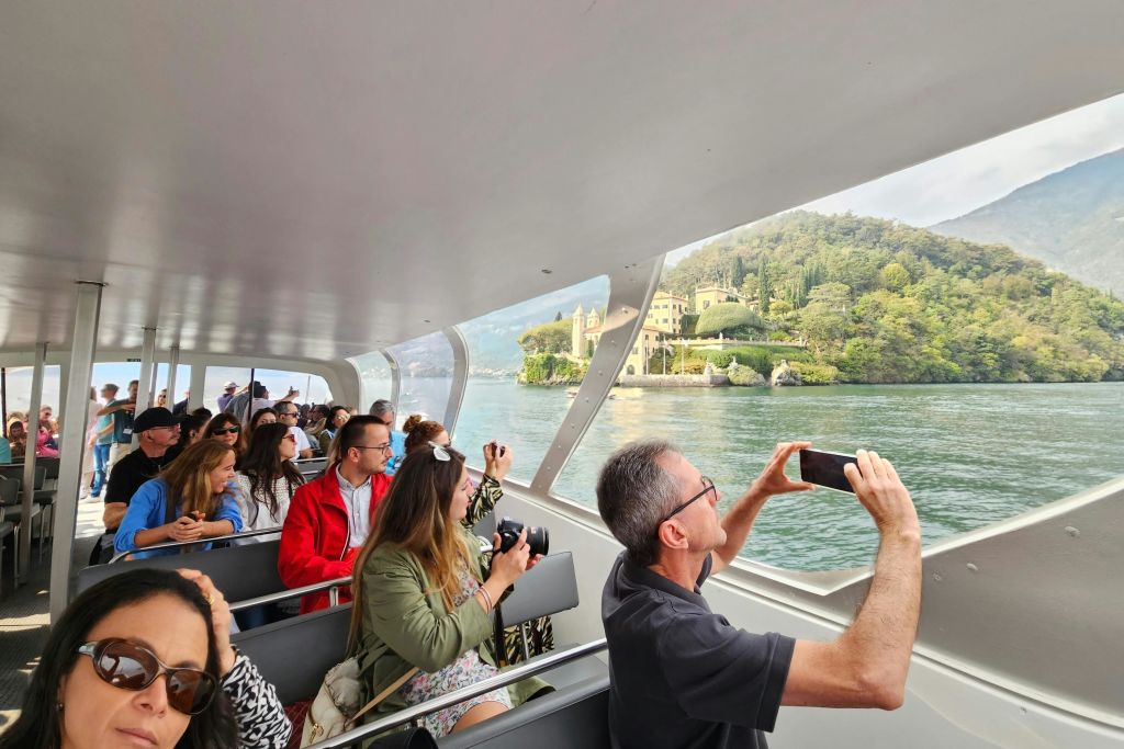 항해하는 보트 크루즈