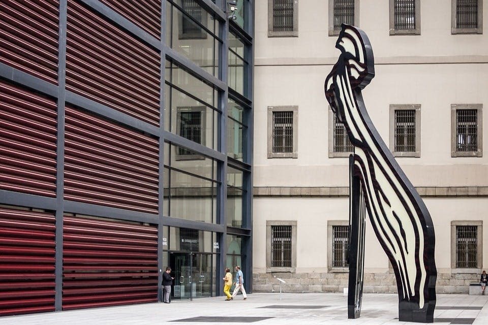 마드리드 레이나 소피아 미술관 정문으로 방문객들이 들어오고 있습니다.