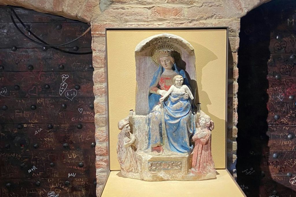 아이와 함께 마돈나를 묘사한 조각상
