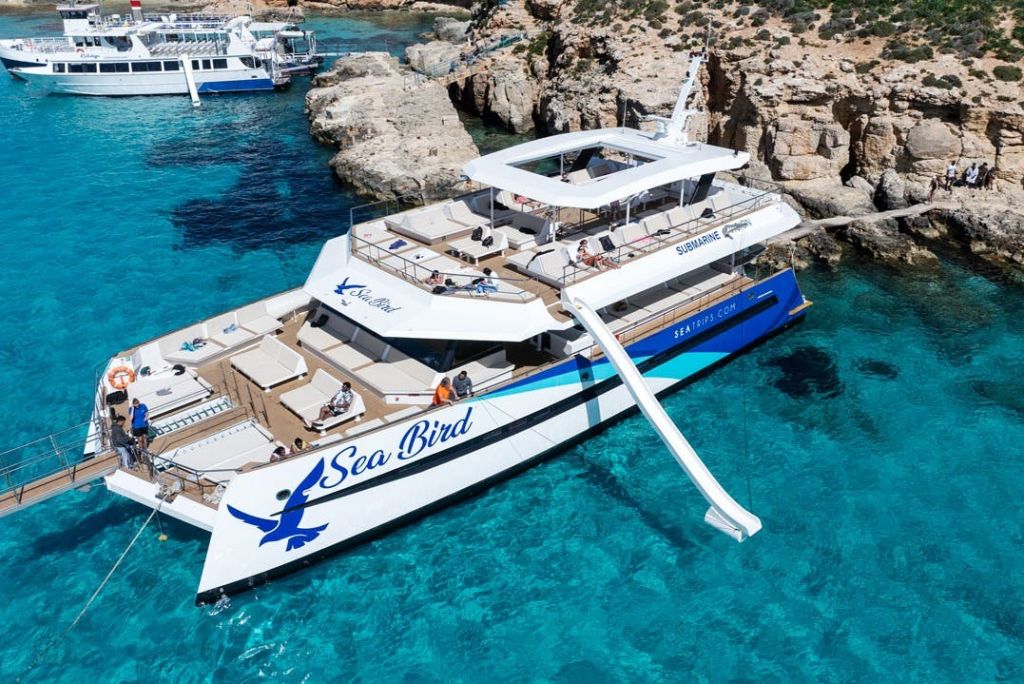 미끄럼틀을 타고 내려오는 바다새 쌍동선.