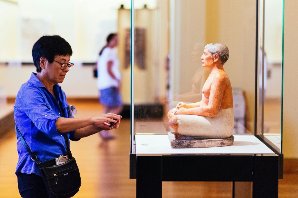 루브르 박물관 내부에서 사진 찍는 고객