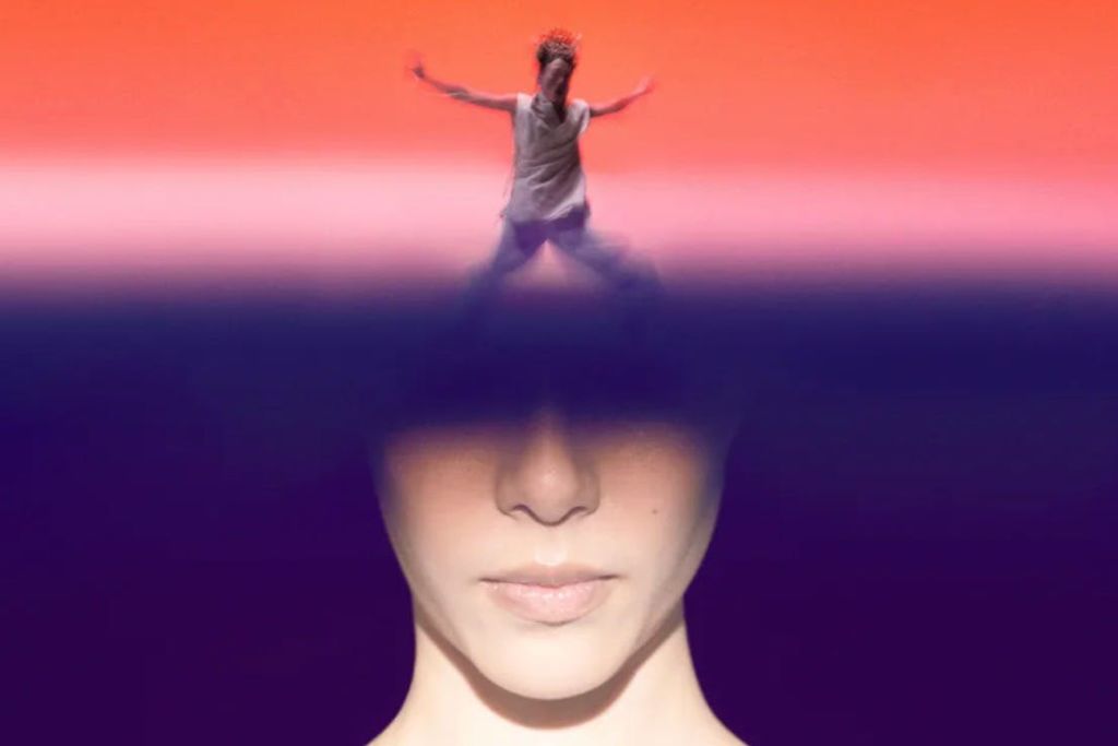 그라데이션 오렌지색과 보라색 배경에 겹쳐진 흰색 의상을 입은 댄서와 여성의 얼굴을 초현실적으로 표현한 작품.