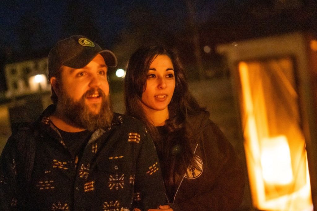 랜턴 옆에서 이야기를 듣는 커플