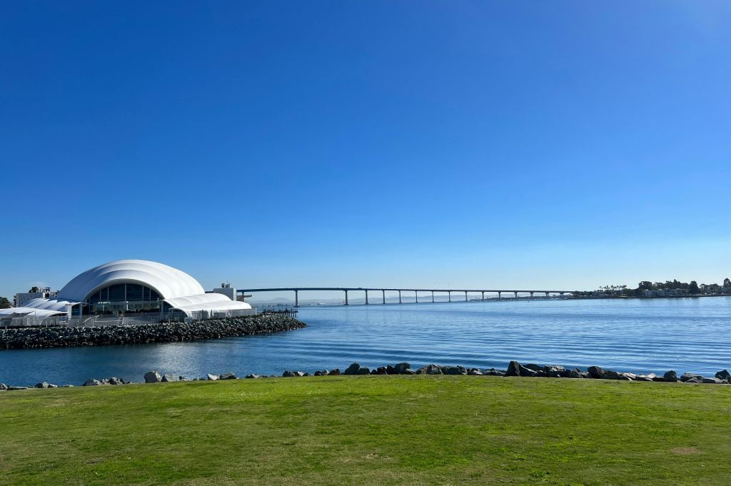 MM 투어와 함께 걷다 보면 코로나도 다리와 레이디 쉘의 전망을 볼 수 있습니다.