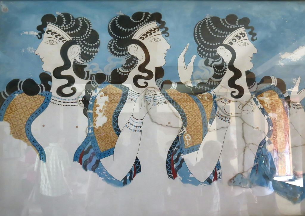 정교한 헤어스타일을 하고 패턴 의상을 입은 세 명의 여성이 손을 들어 올린 채 프로필에 묘사된 고대 프레스코화.