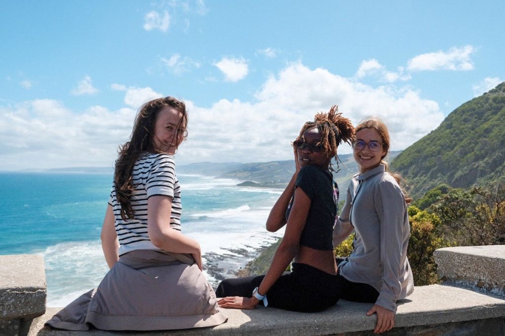 그레이트 오션 로드의 아름다운 전망대에서 포즈 취하기