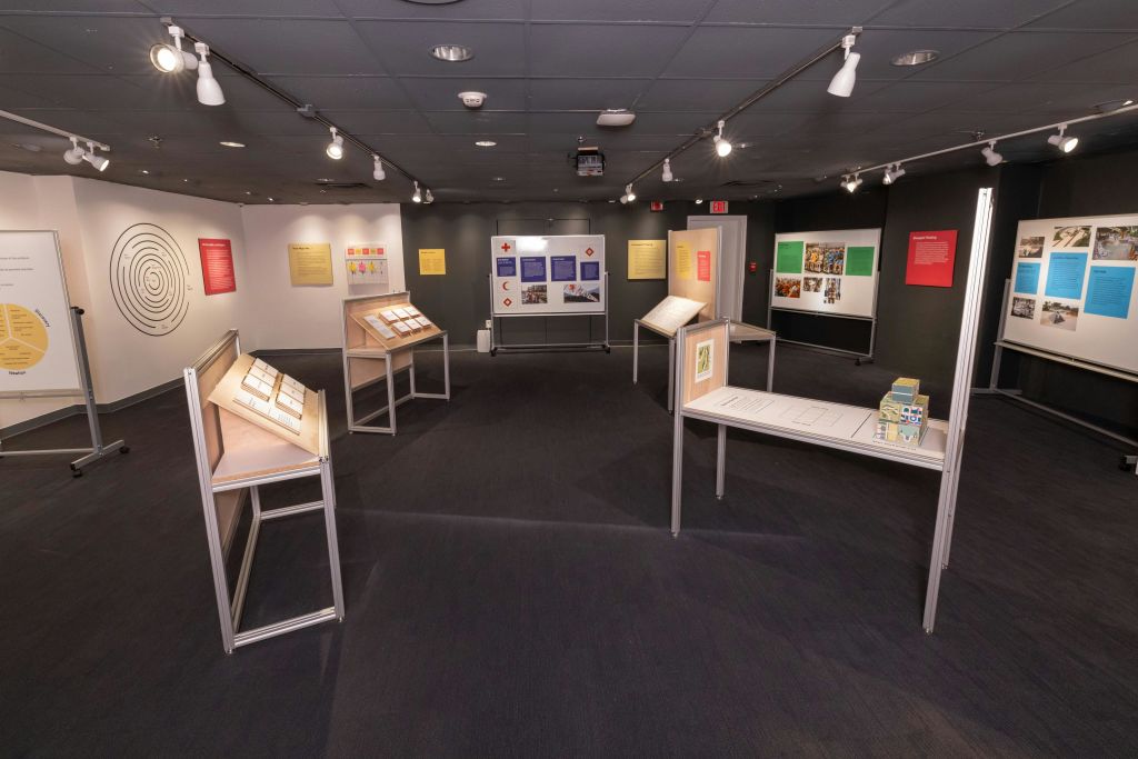 국립 자유 박물관 (National Liberty Museum) 에서 '프로젝트 리버티: 디자인 챌린지 (Project Liberty: A Design Challenge)' 특별 전시를 관람