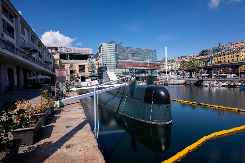 갈라타 바다 박물관과 나자리오 사우로 잠수함의 전망을 감상할 수 있는 선착장