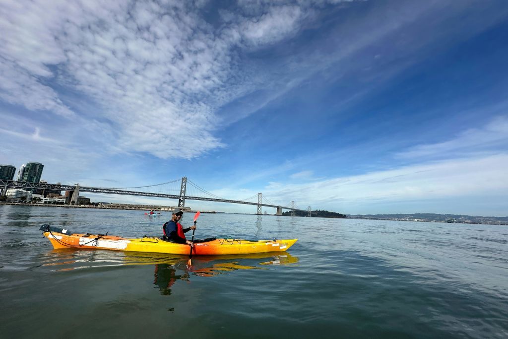 베이 브릿지를 따라 즐기는 카약