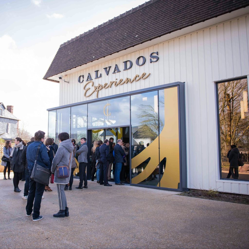 커다란 글씨로 '칼바도스 체험' 이라고 적힌 안내판이 있는 건물 입구로 사람들이 모여들었다.