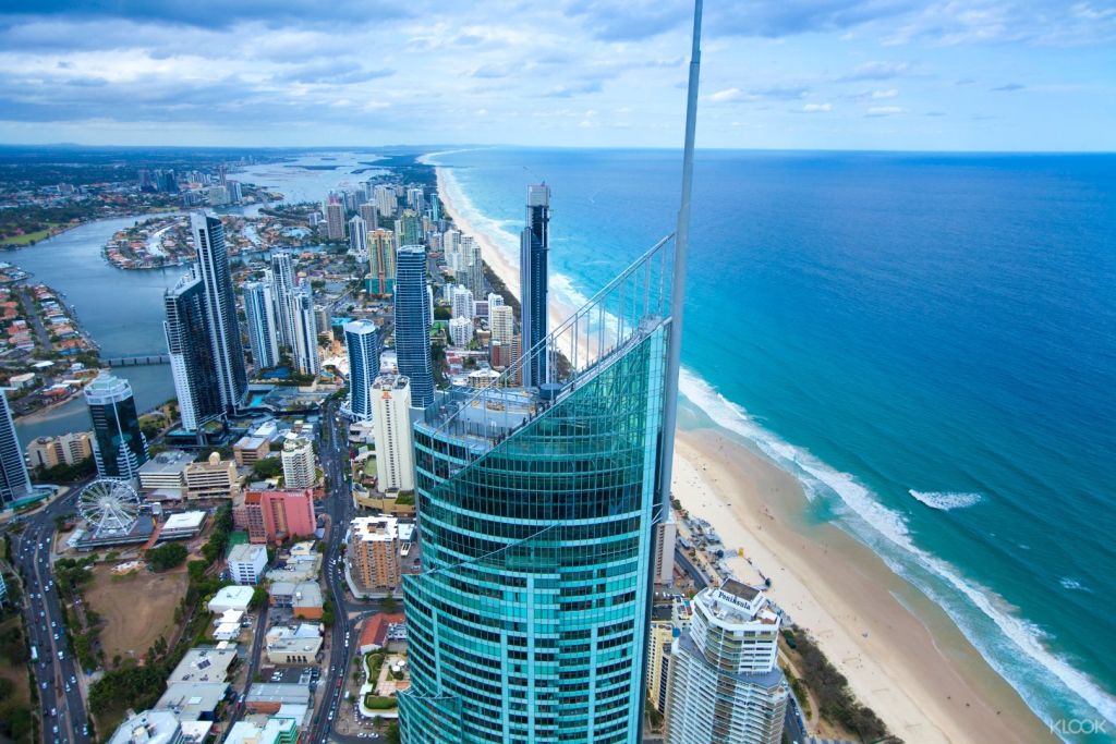 전망대에 오르면 골드코스트의 아름다운 해안선이 끝없이 펼쳐집니다.