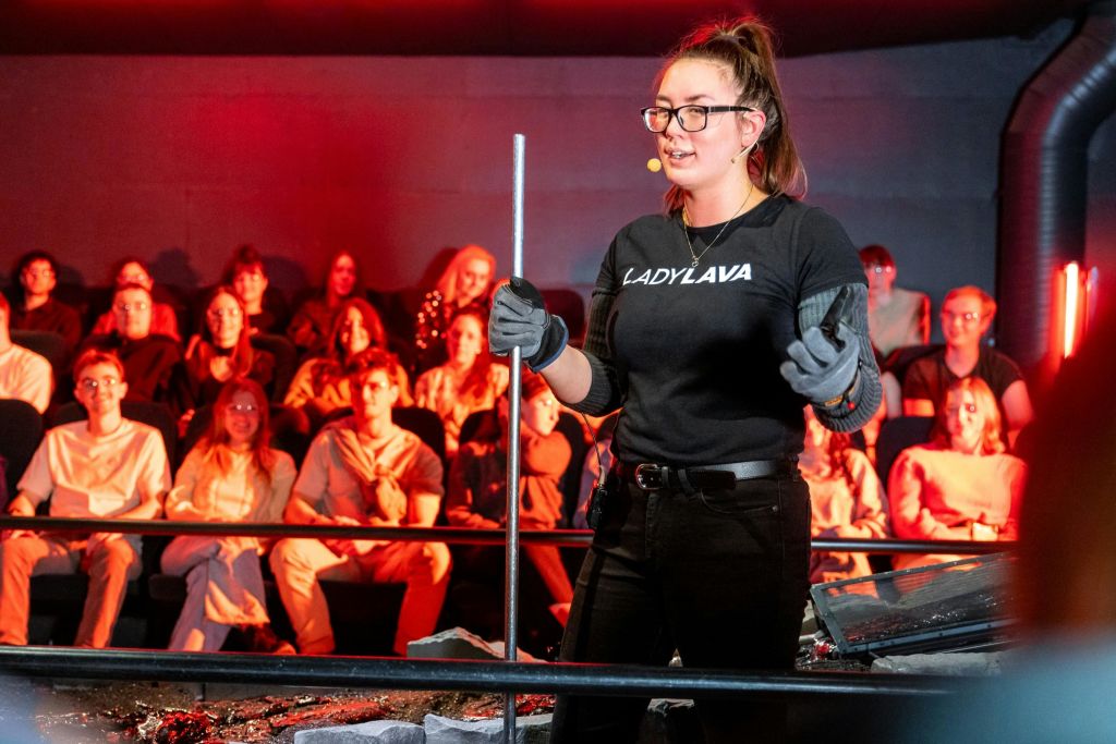 라바 쇼에서 라바 마스터가 용암의 속성을 설명합니다.