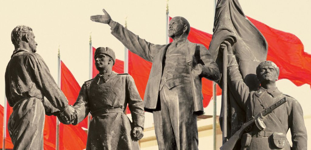 메멘토 파크에 전시된 조각상 몽타주