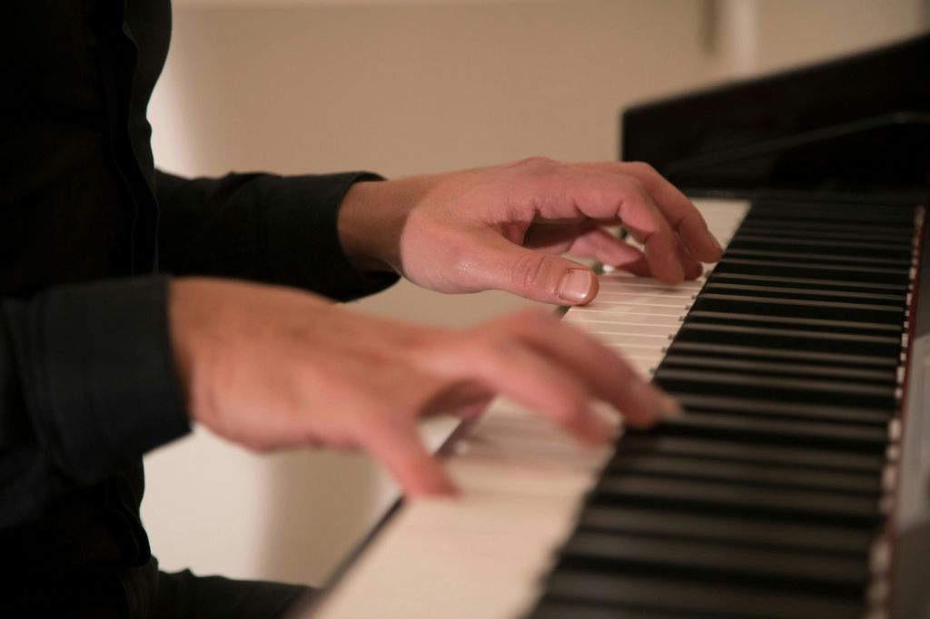 공급업체의 재능 있는 피아니스트가 일정 간격 동안 귀하의 저녁 식사에 동행할 것입니다.