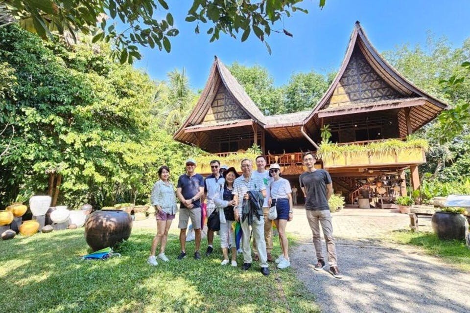 태국 전통 가옥을 방문하여 현지 관습과 관행을 직접 관찰하세요.