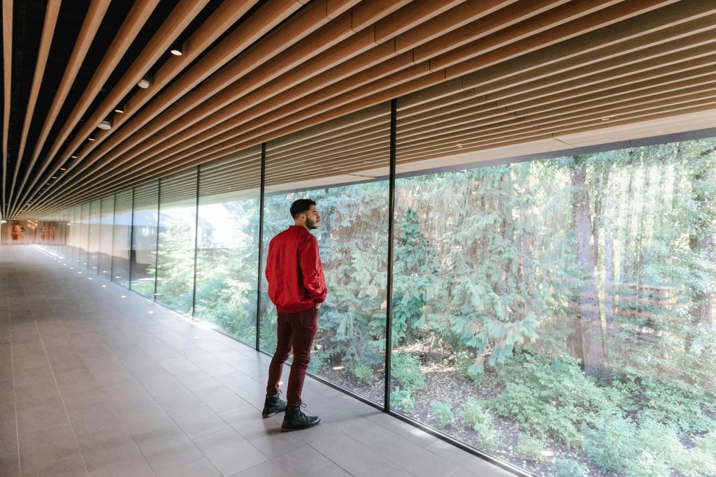 숲이 우거진 지역이 내려다보이는 긴 복도.