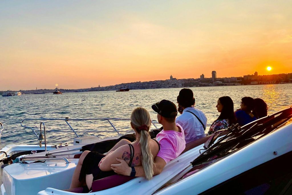보스포루스의 석양을 감상하는 럭셔리 요트 크루즈 투어