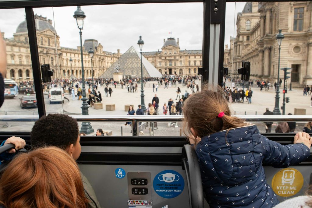 버스에서 바라본 루브르 피라미드