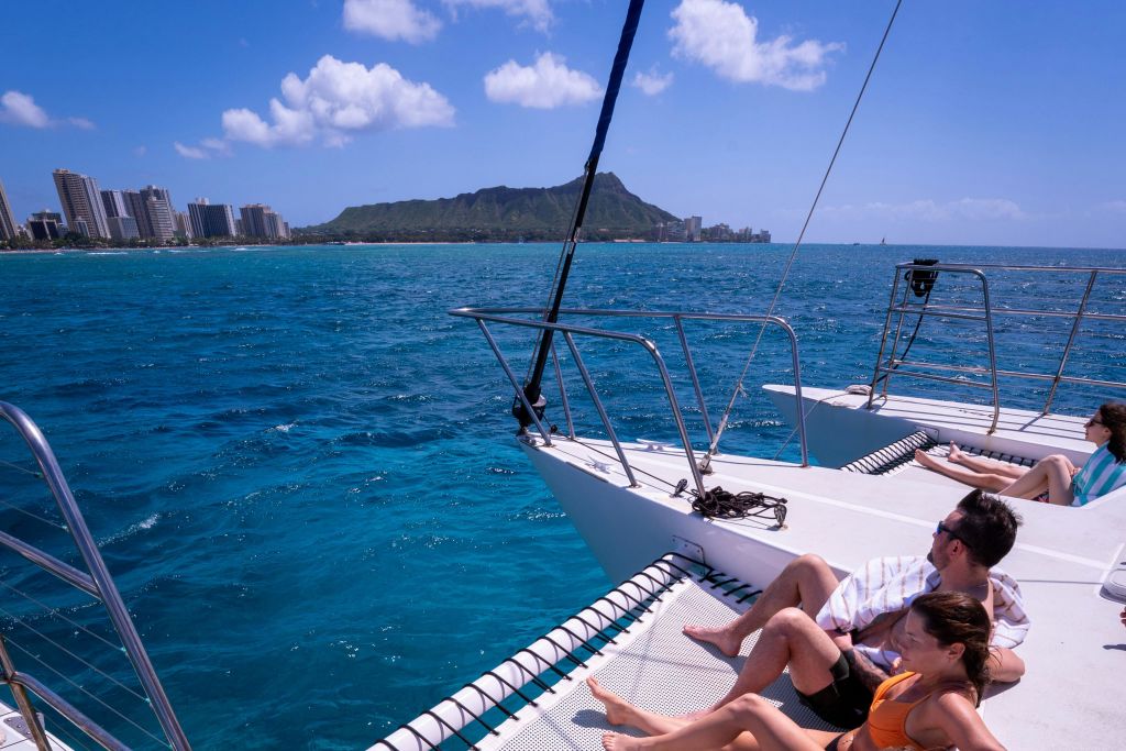 탁 트인 전망을 감상할 수 있는 쌍동선 데크에서 휴식을 취해보세요.
