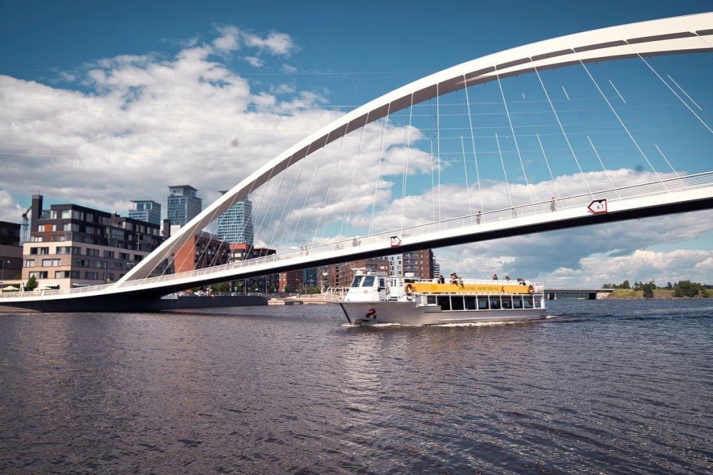 도시 명소를 둘러보는 크루즈