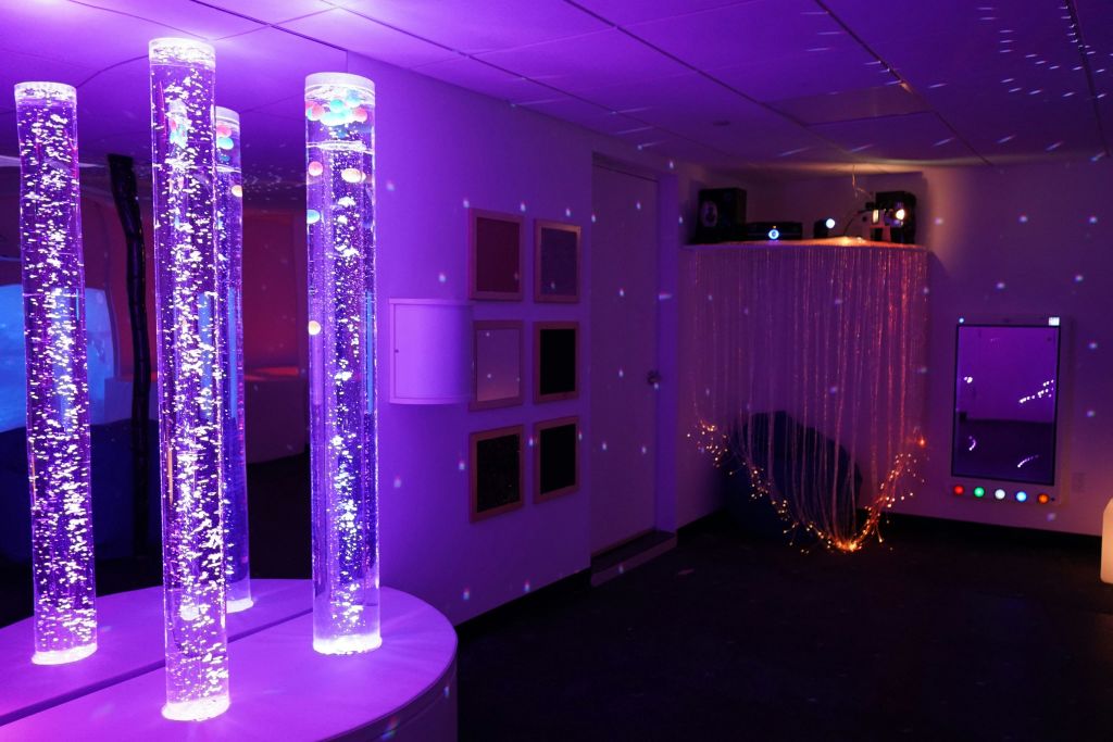 공급 업체는 맨해튼의 첫 번째 감각 룸을 열었습니다. 놀이를 통해 집중력, 처리 기술 및 운동 개발을 향상 시켰습니다!