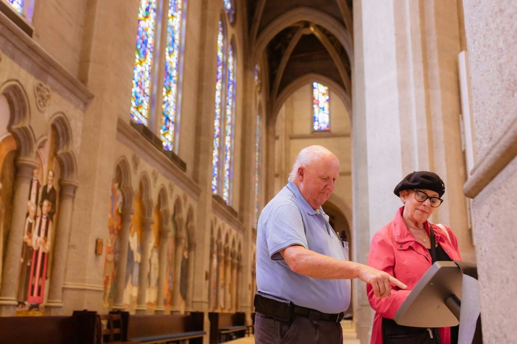 인터랙티브 셀프 가이드 투어 정류장 방문객