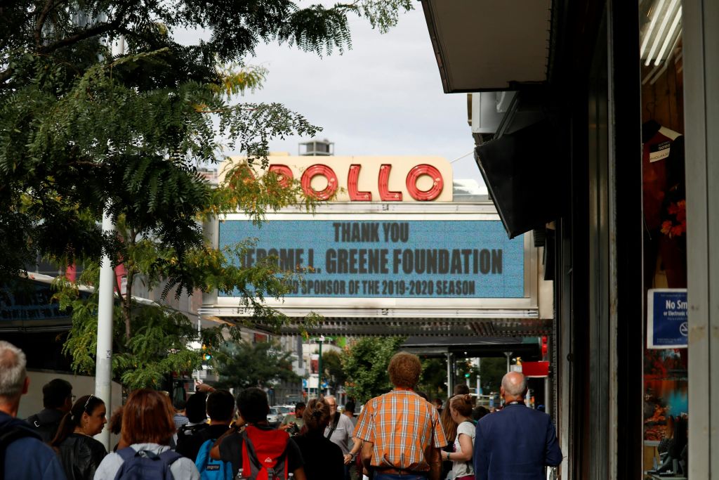 전설적인 아폴로 극장의 상징적인 스냅 사진