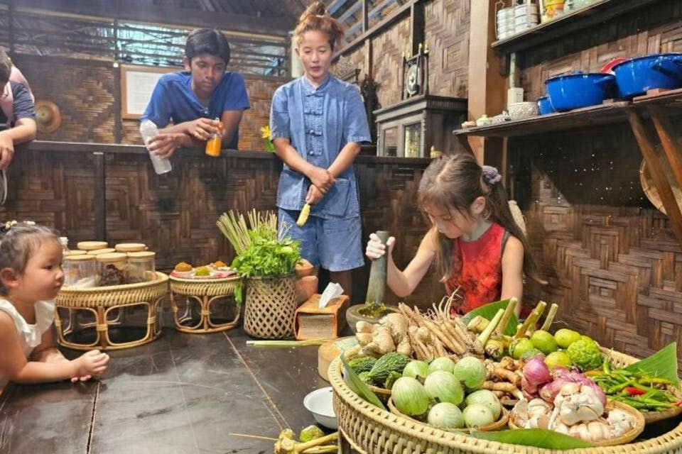농장의 신선한 재료로 카레 페이스트를 만들어 보세요.