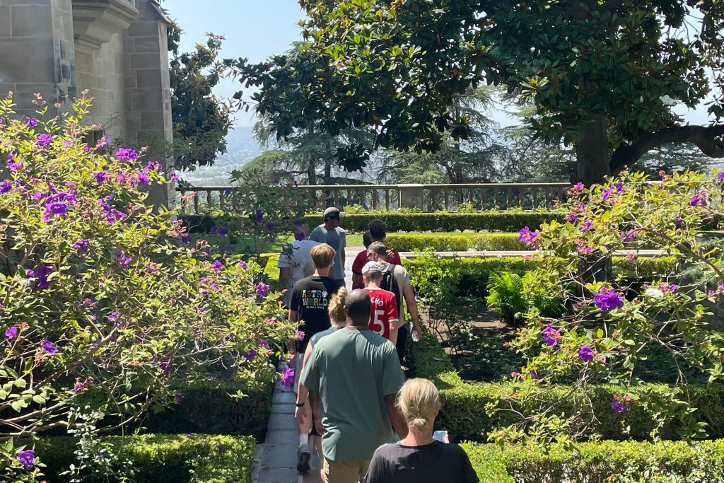 그레이스톤 맨션을 도보로 둘러본 후 전기 자전거로 더 멀리 이동하세요.