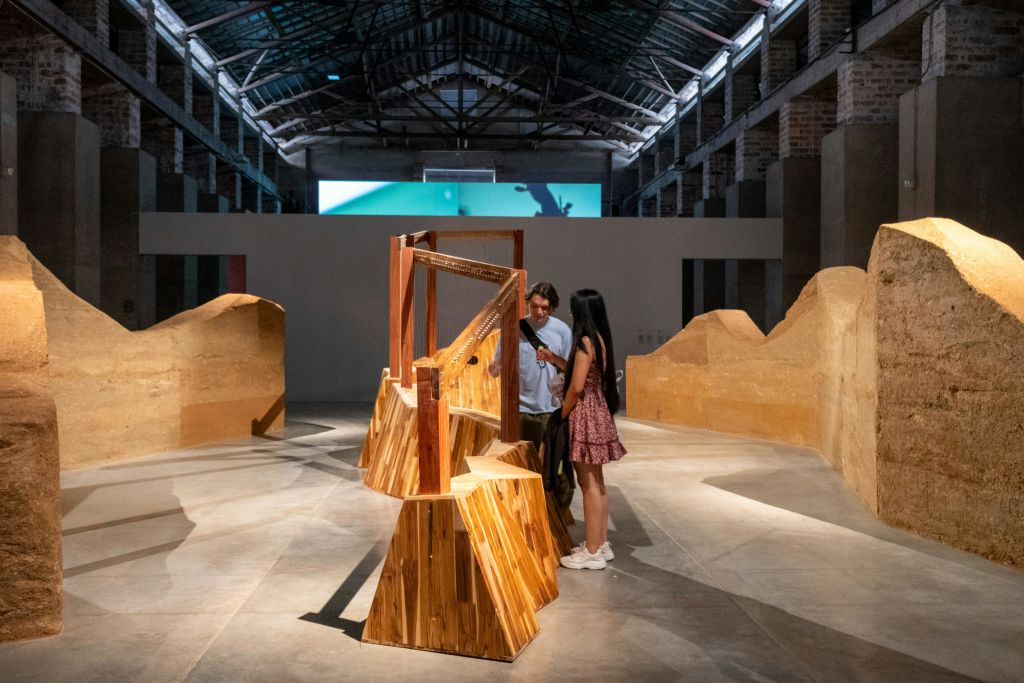 타니아 칸디아니의 오프렌다 전시회 방문객