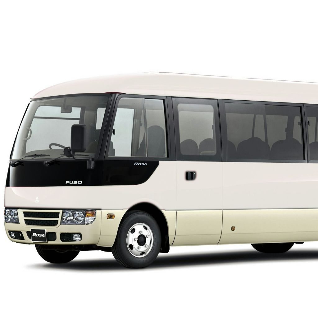 정면과 오른쪽에서 볼 수 있는 색조 창문이 있는 크림색과 검은색의 중형 FUSO 버스가 흰색 배경에 주차되어 있습니다.