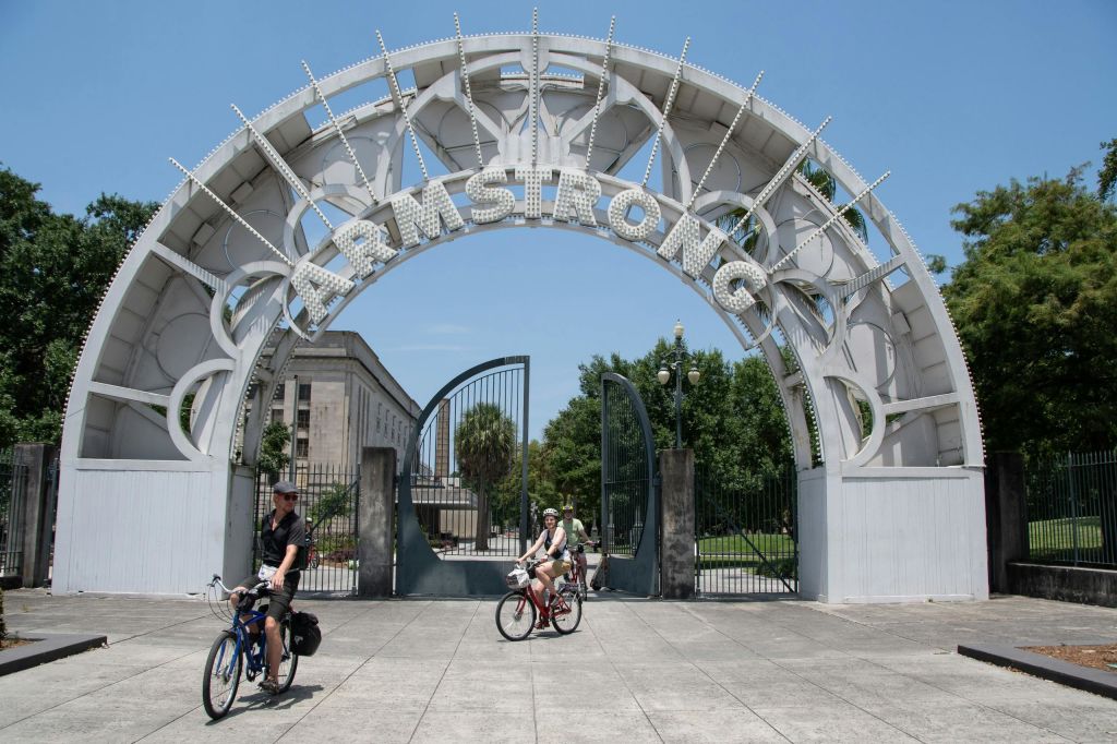 자전거를 타고 암스트롱 아치 입구를 지나면 화창한 날 공원이 나옵니다.