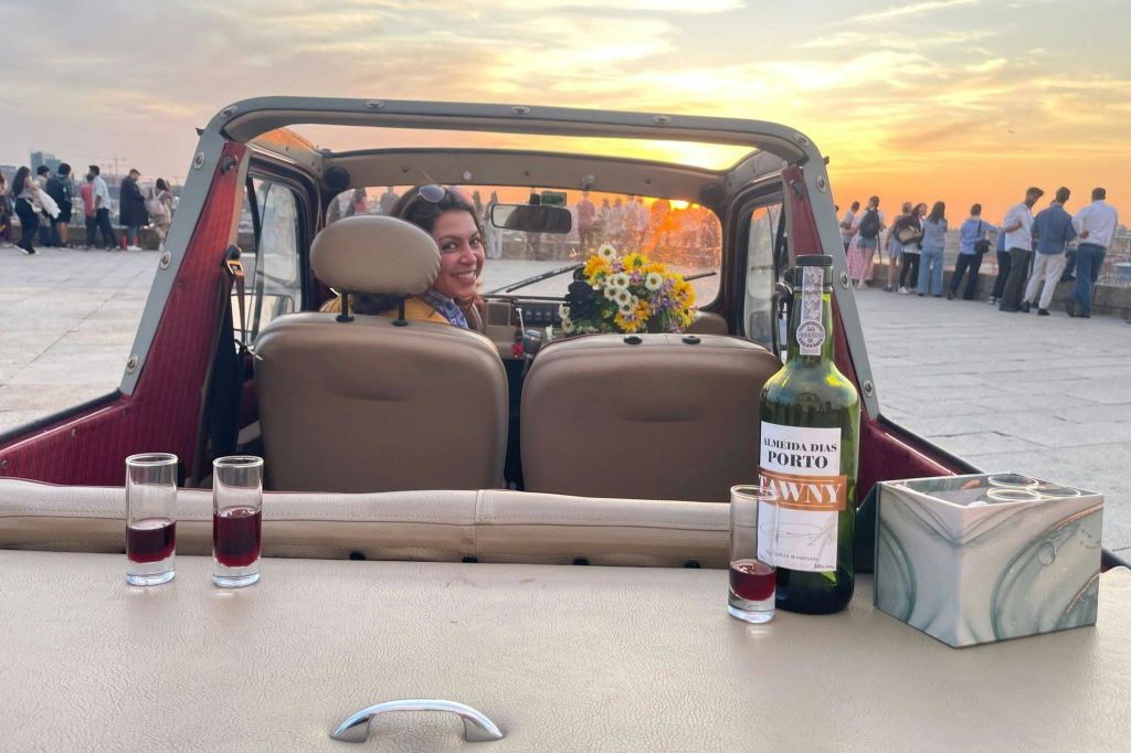 가이아의 수도원에서 포트 와인을 마시며 석양을 감상해보세요.