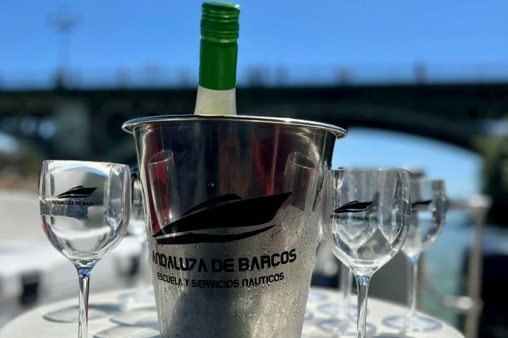 와인잔, 얼음통, 와인 한 병