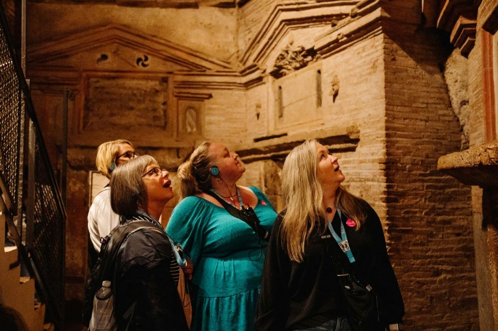 지하 묘지와 뼈로 만든 특별한 지하실이 있는 로마 지하 투어