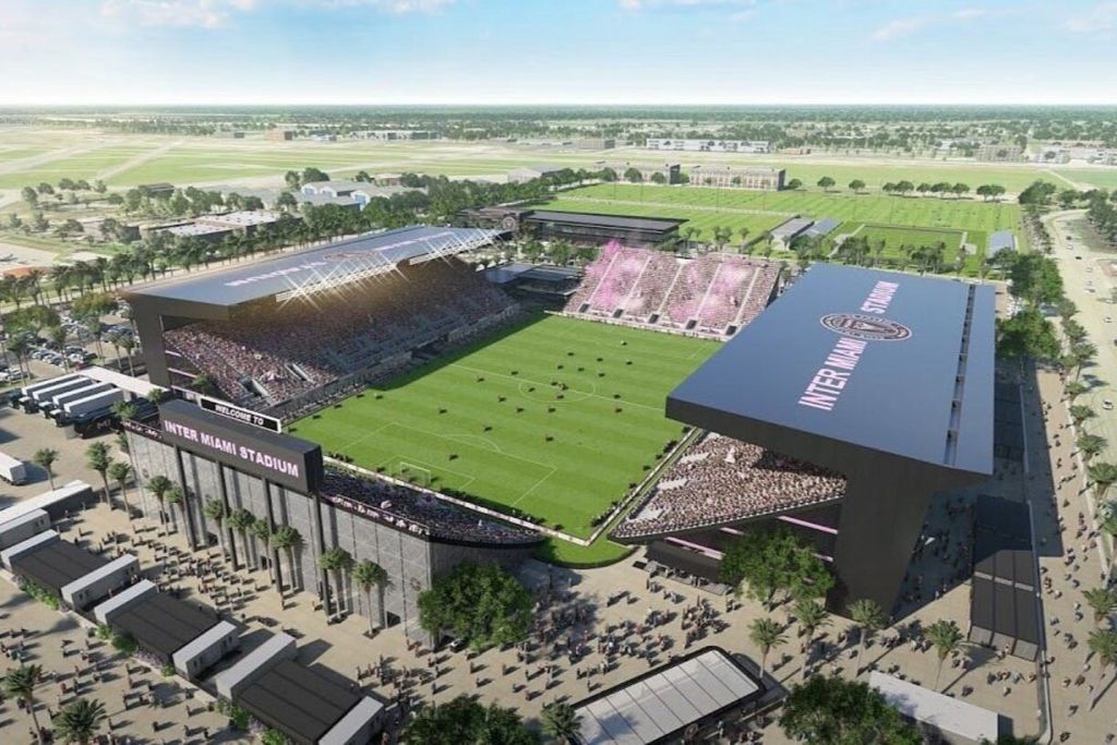 경기장, 좌석 공간, "Inter Miami Stadium" 이라고 적힌 표지판이 있는 대형 축구 경기장의 공중 전망.