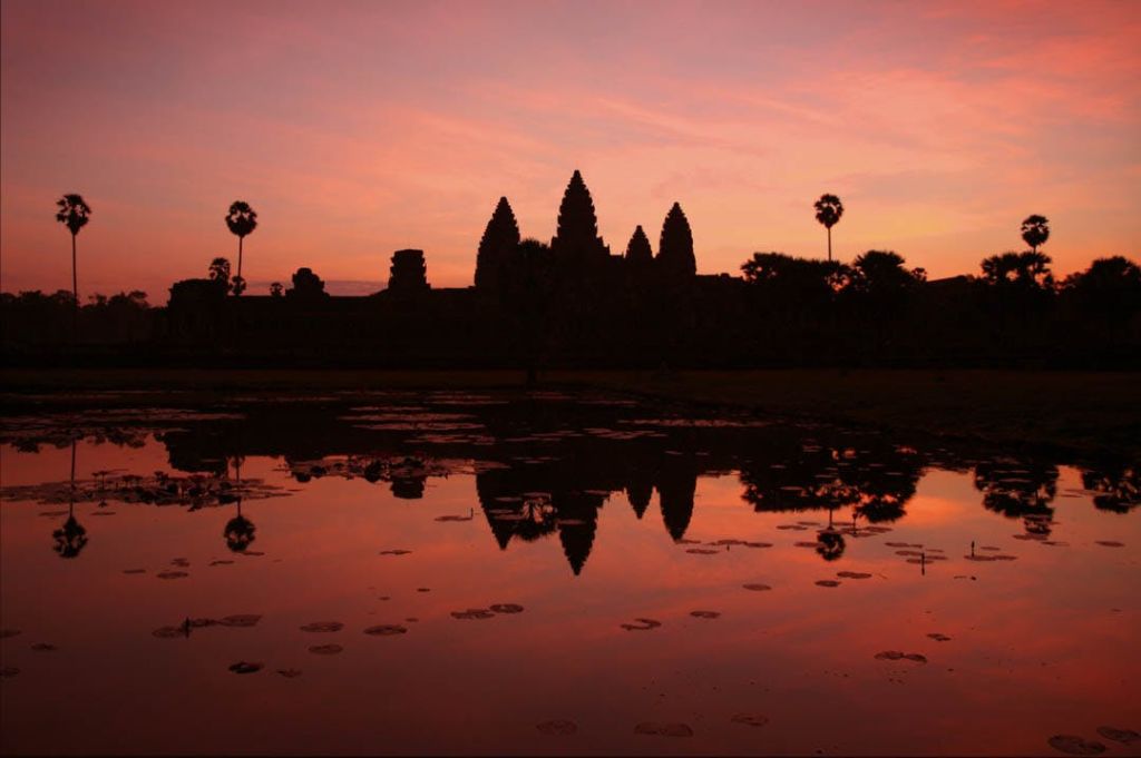 이 기억에 남는 베스파 투어에서 유서 깊은 앙코르와트 단지 위로 떠오르는 햇살을 감상해보세요.